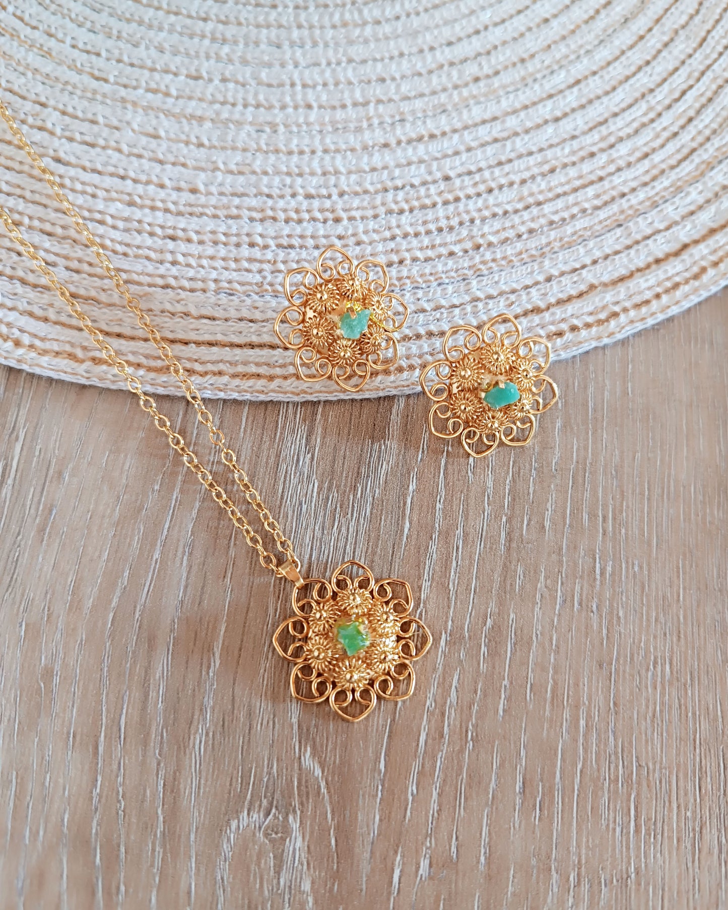 Juego filigrana con tomatillos y esmeralda