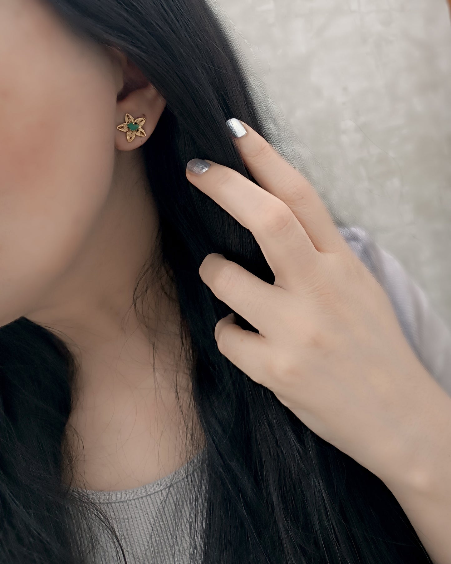 Aretes mini filigrana  y esmeralda estrellita