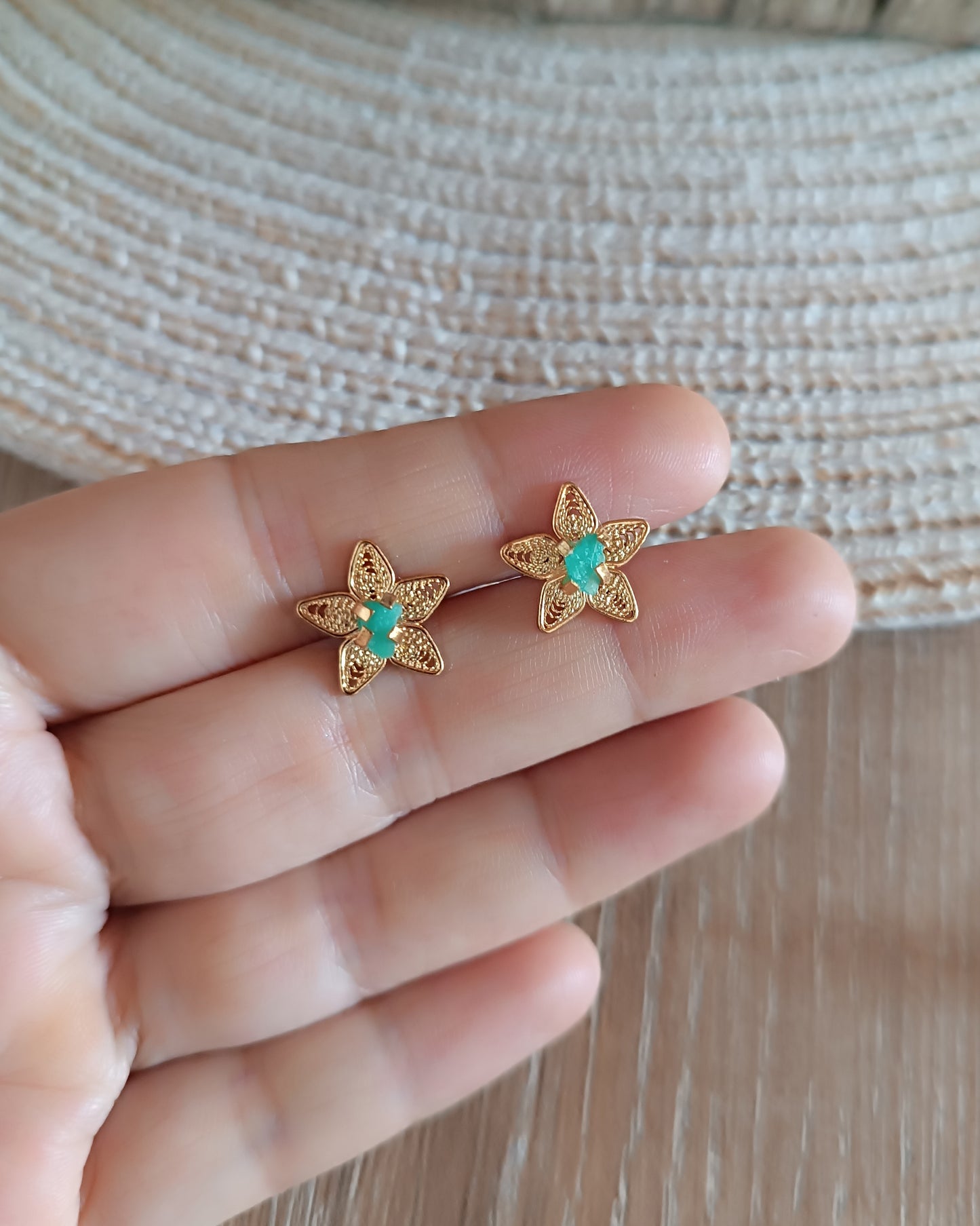 Aretes mini filigrana  y esmeralda estrellita