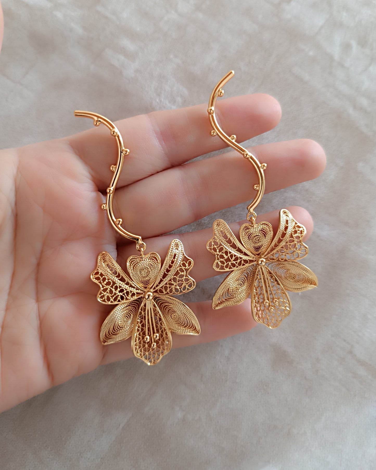 Aretes largos Orquídea, Bela