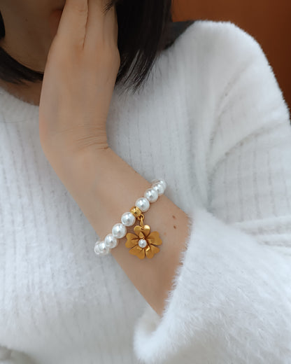 Pulsera de perlas Shell y flor Adalina