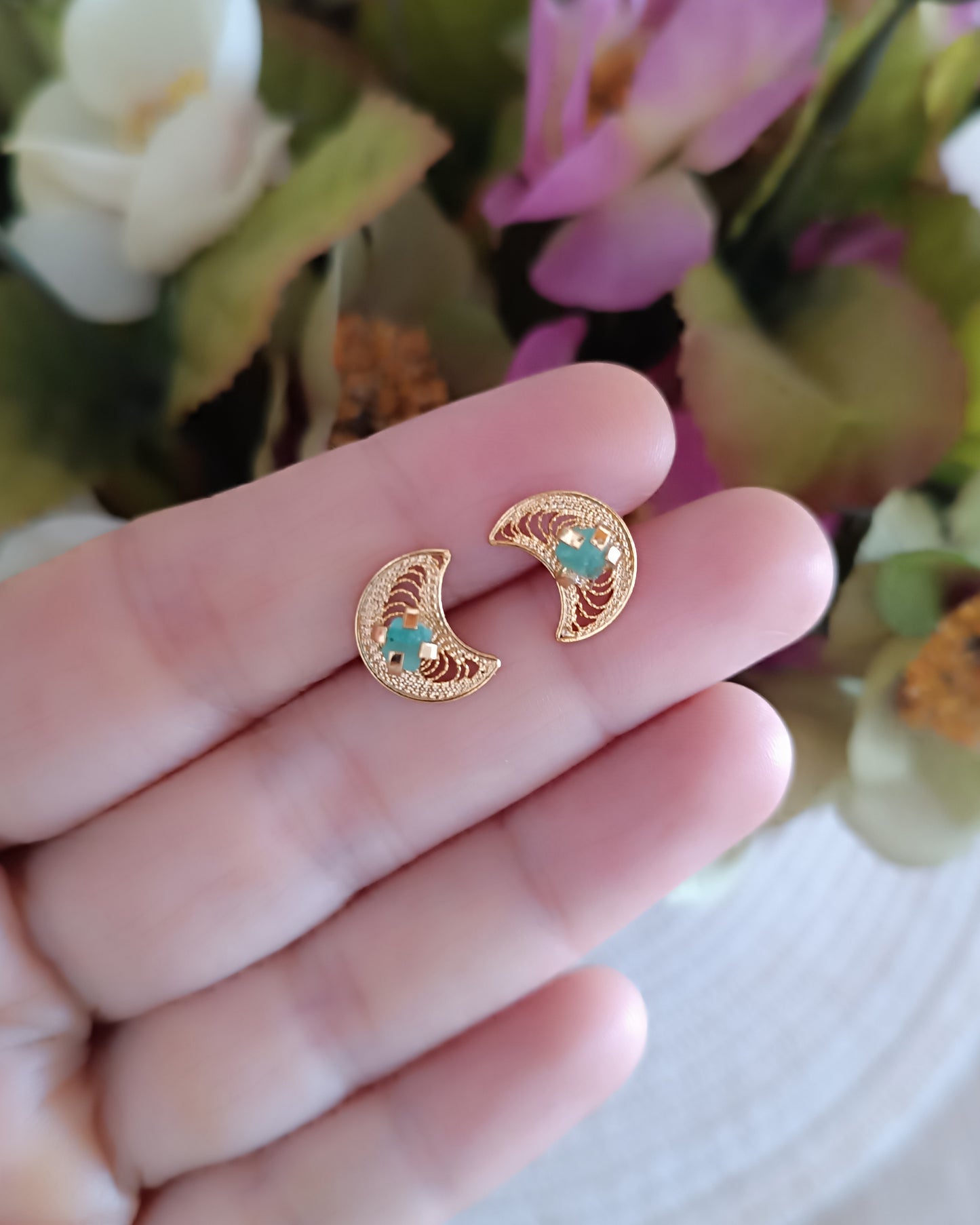 Aretes mini filigrana y esmeralda Lunita