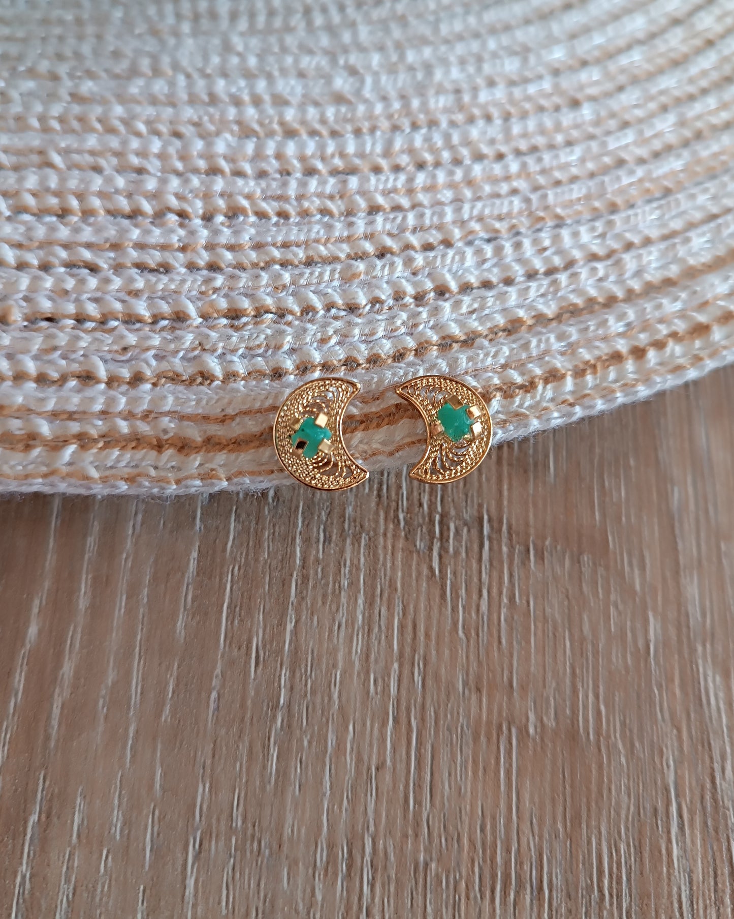 Aretes mini filigrana y esmeralda Lunita