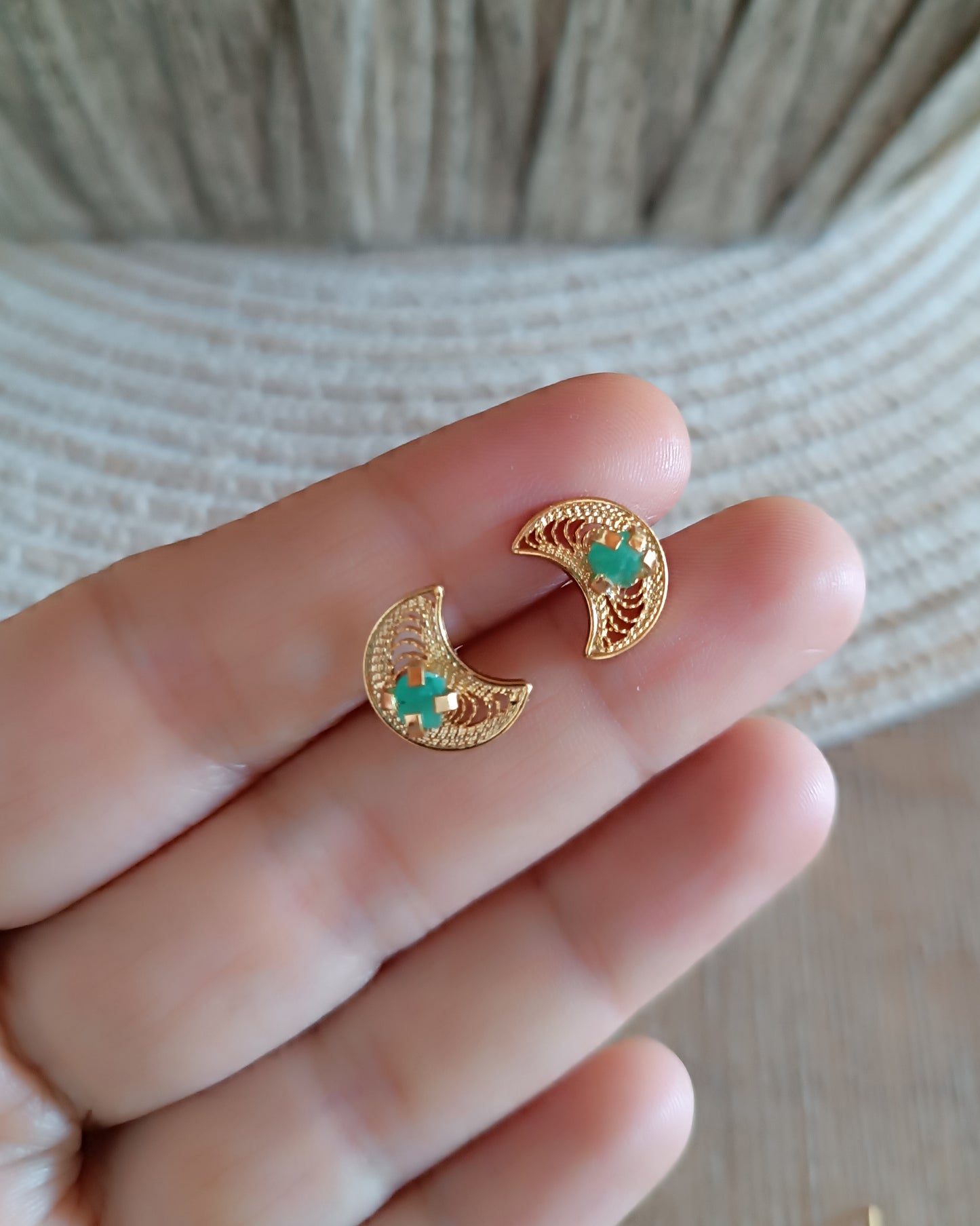 Aretes mini filigrana y esmeralda Lunita