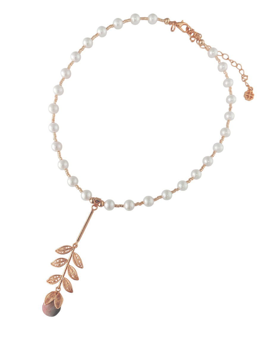 Collar de perlas y colgantes, Rita