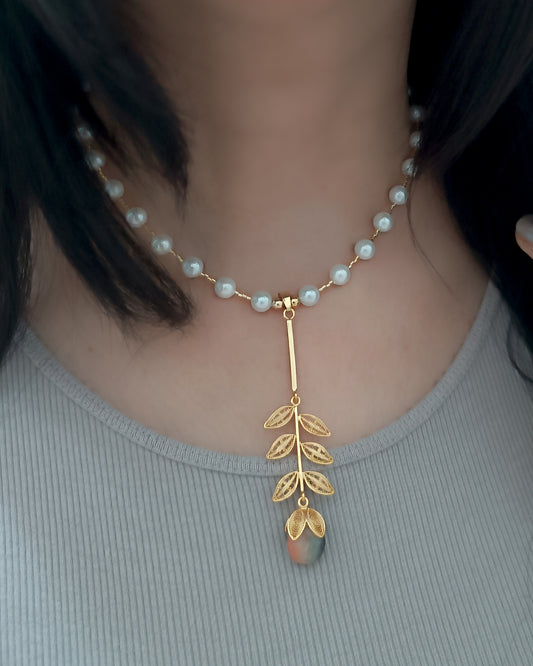 Collar de perlas y colgantes, Rita