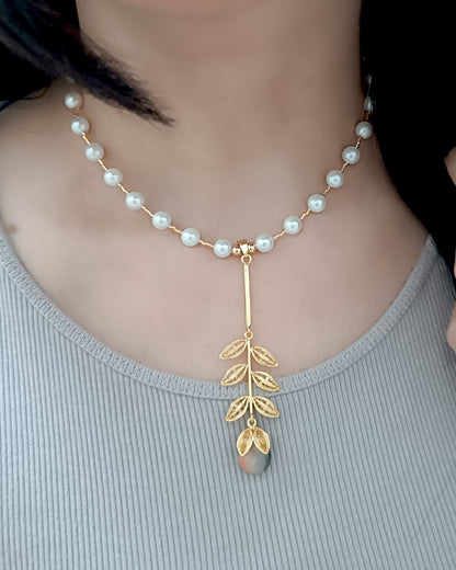 Collar de perlas y colgantes, Rita