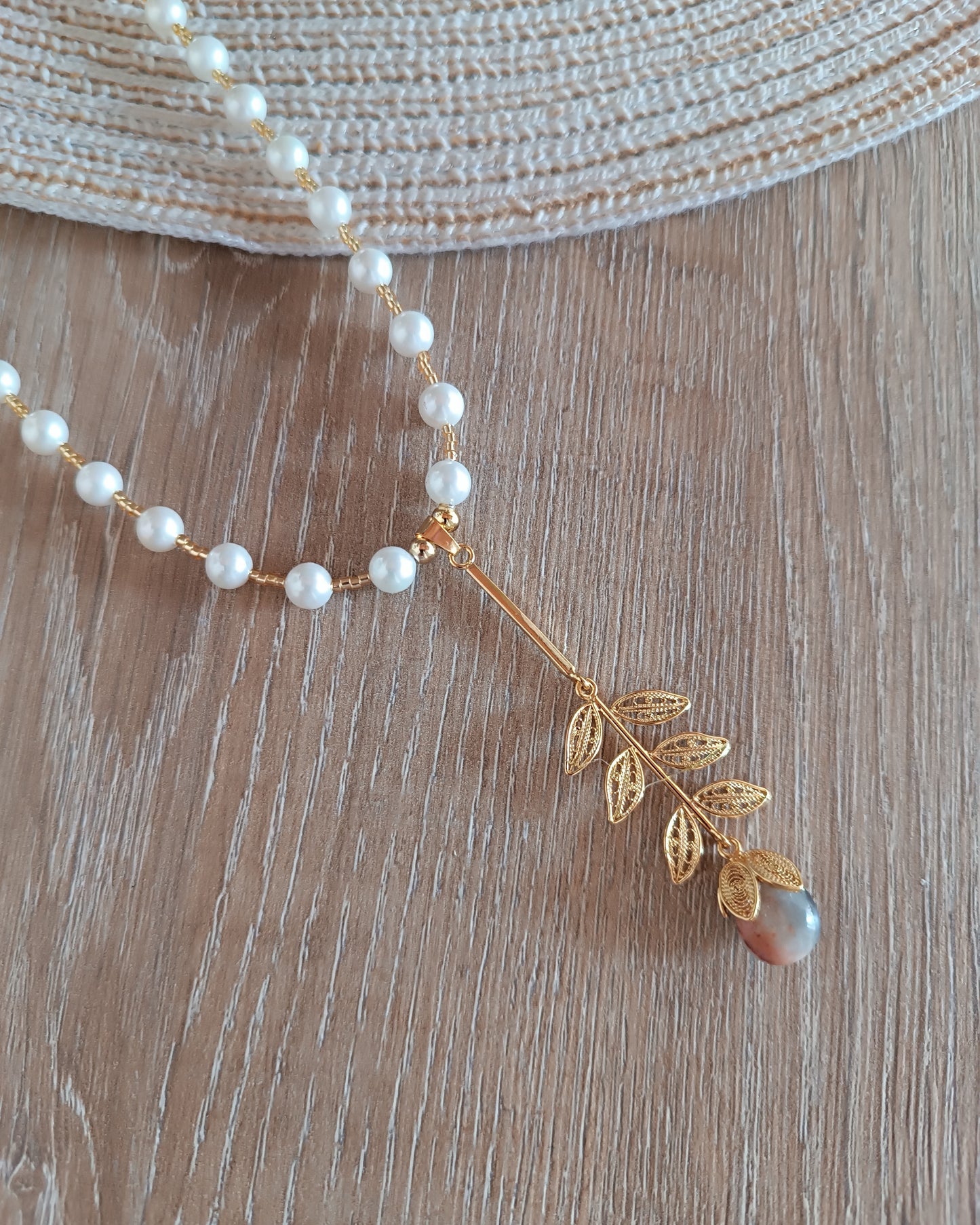 Collar de perlas y colgantes, Rita