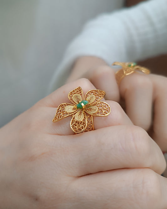 Anillo en filigrana con esmeralda, Acacias