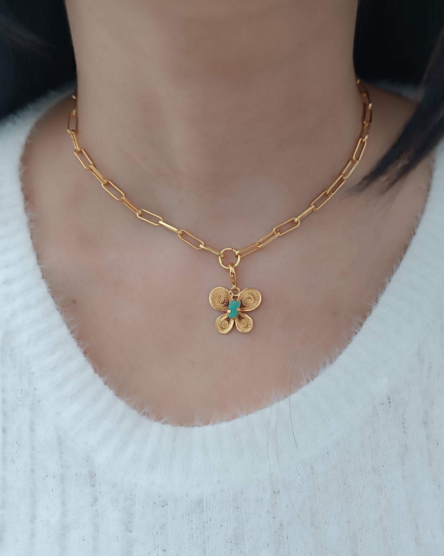 Cadena eslabones grandes con mariposa en filigrana