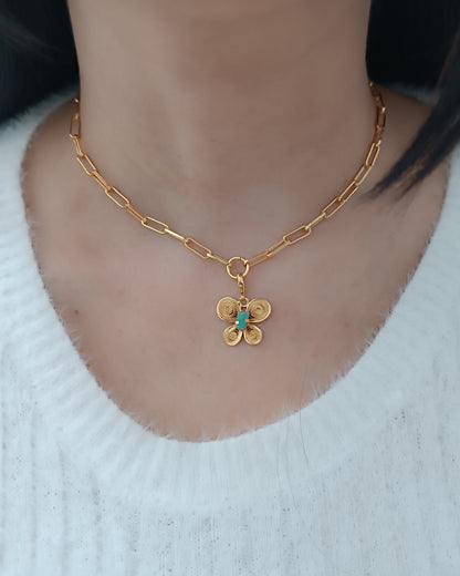 Cadena eslabones grandes con mariposa en filigrana