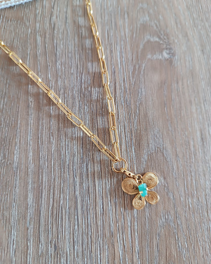 Cadena eslabones grandes con mariposa en filigrana