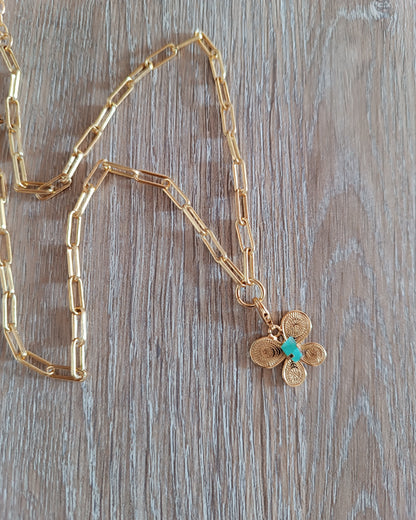 Cadena eslabones grandes con mariposa en filigrana