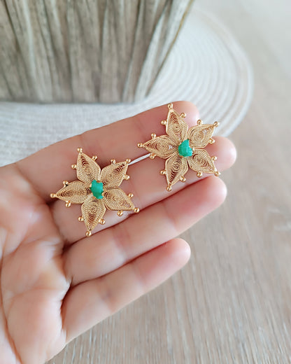 Aretes estrella estelar con esmeralda