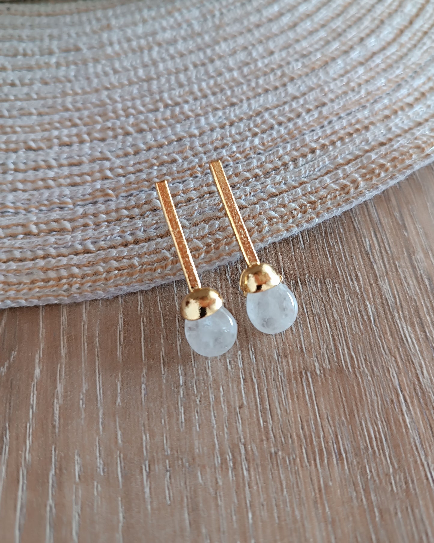 Aretes en bronce y cuarzo cristal, Fernanda