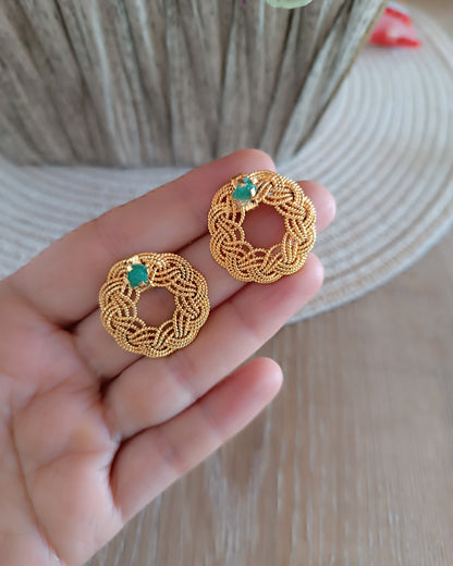 Aretes trenzado redondos con esmeralda, Clara