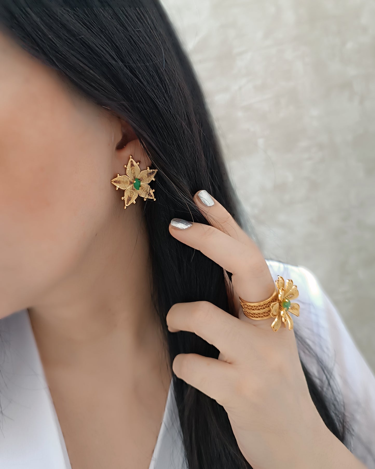 Aretes estrella estelar con esmeralda