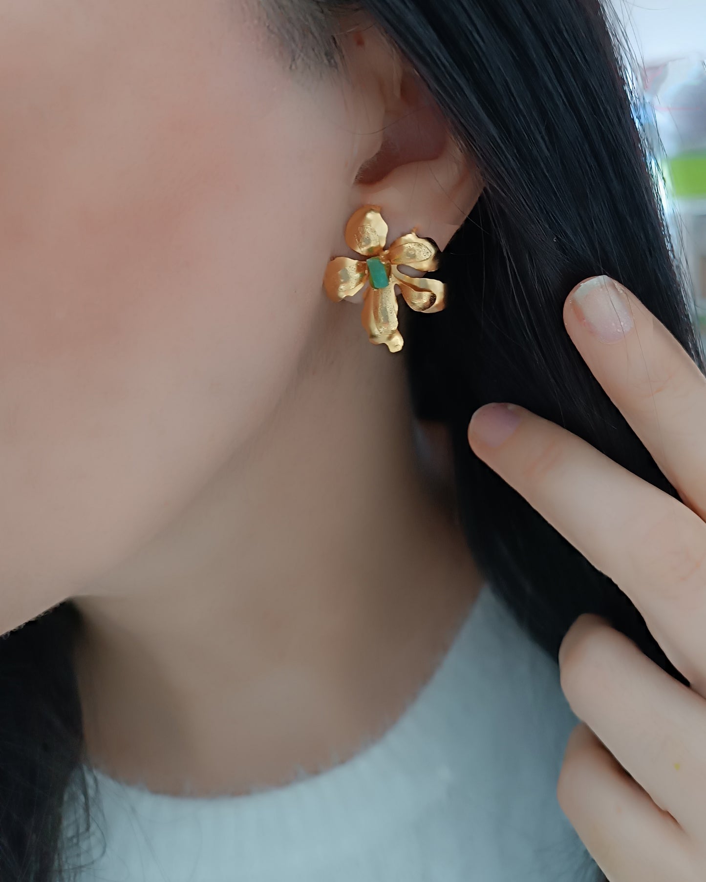 Aretes Topos Sissi dorados mate con esmeralda