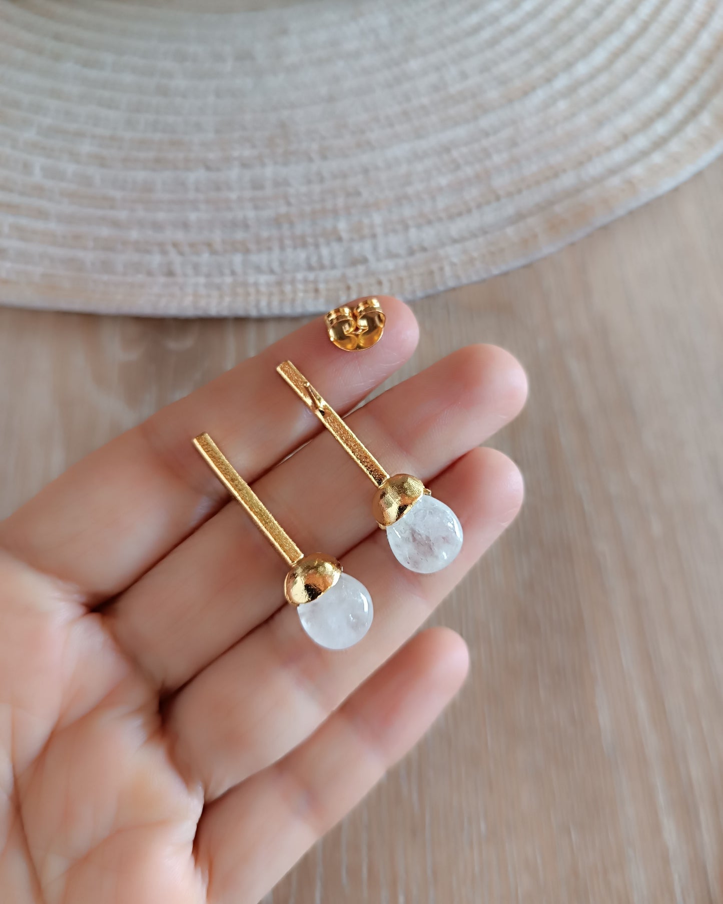 Aretes en bronce y cuarzo cristal, Fernanda