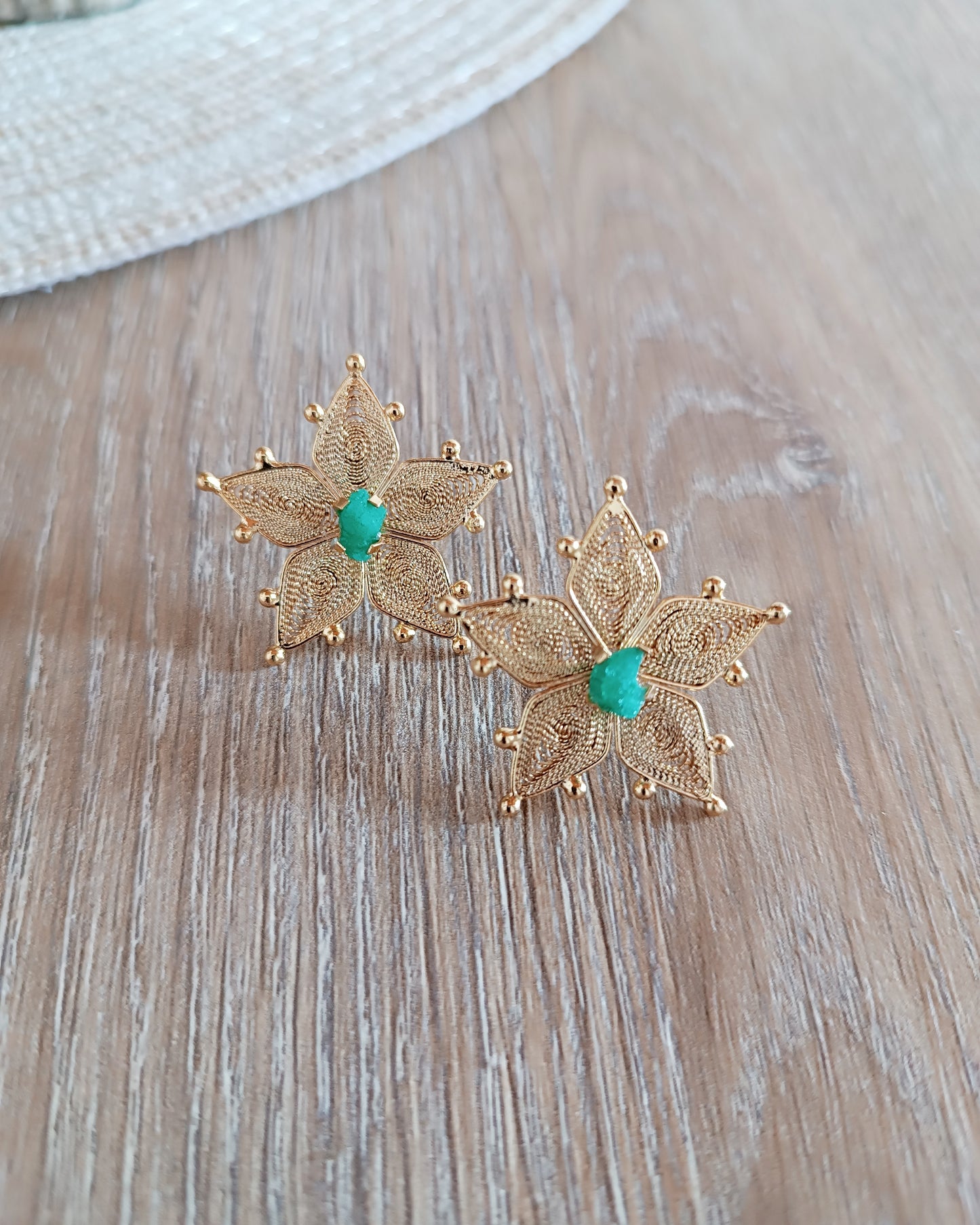 Aretes estrella estelar con esmeralda