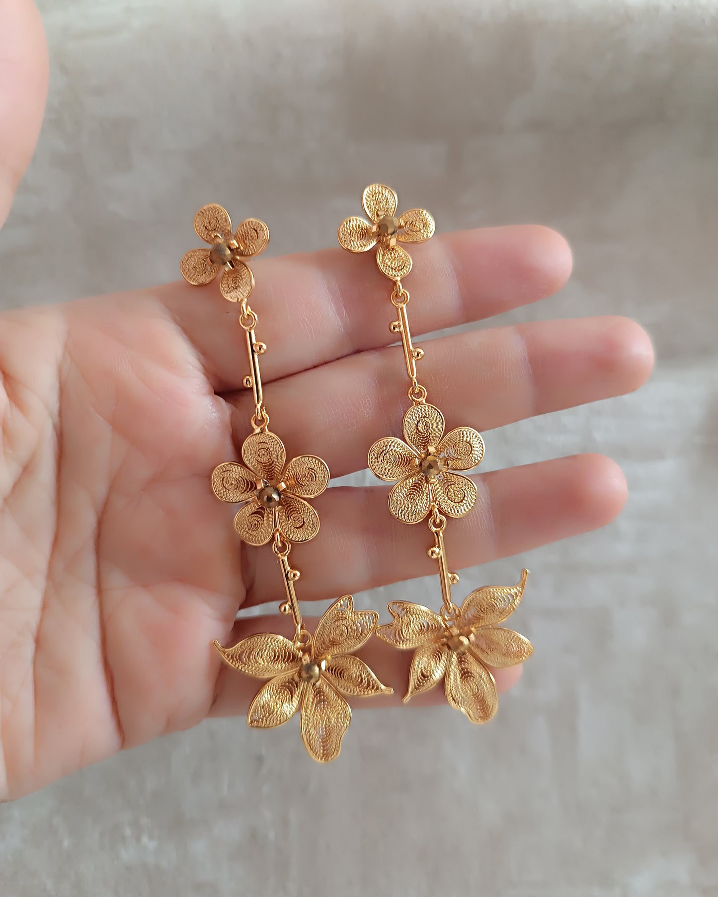 Aretes largos triple flor, Katy