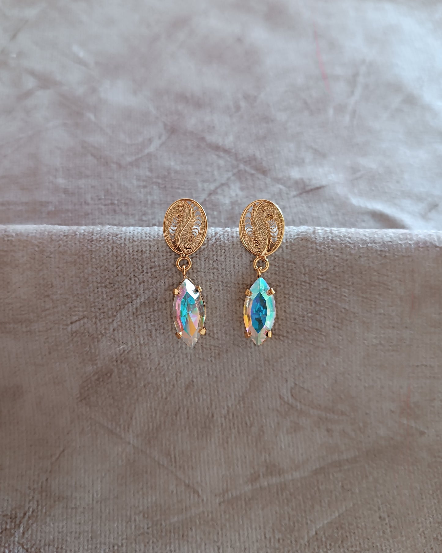 Aretes granito de café y cristal boreal