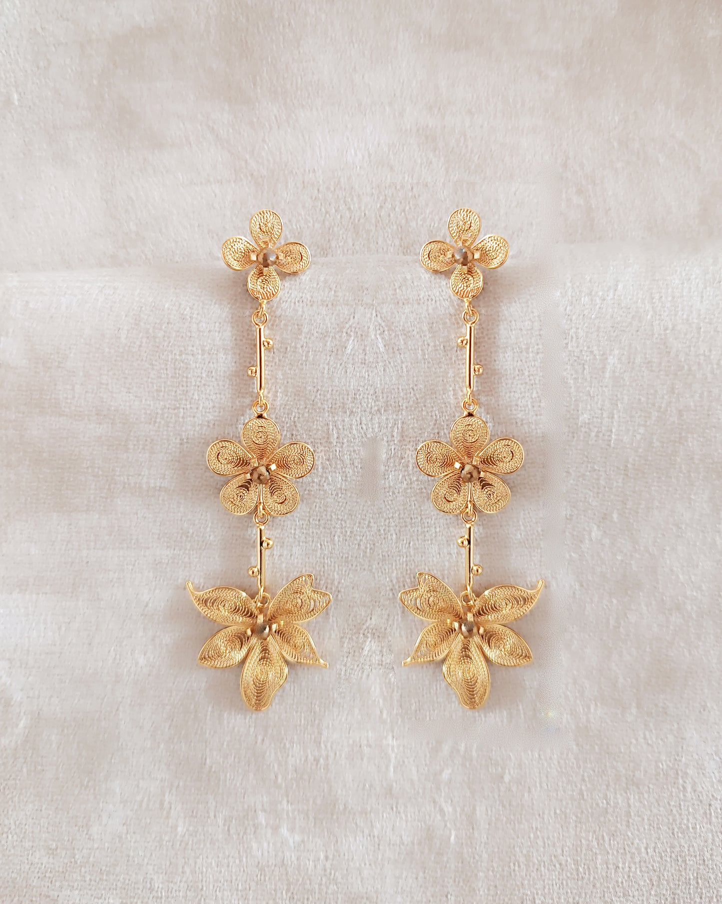 Aretes largos triple flor, Katy