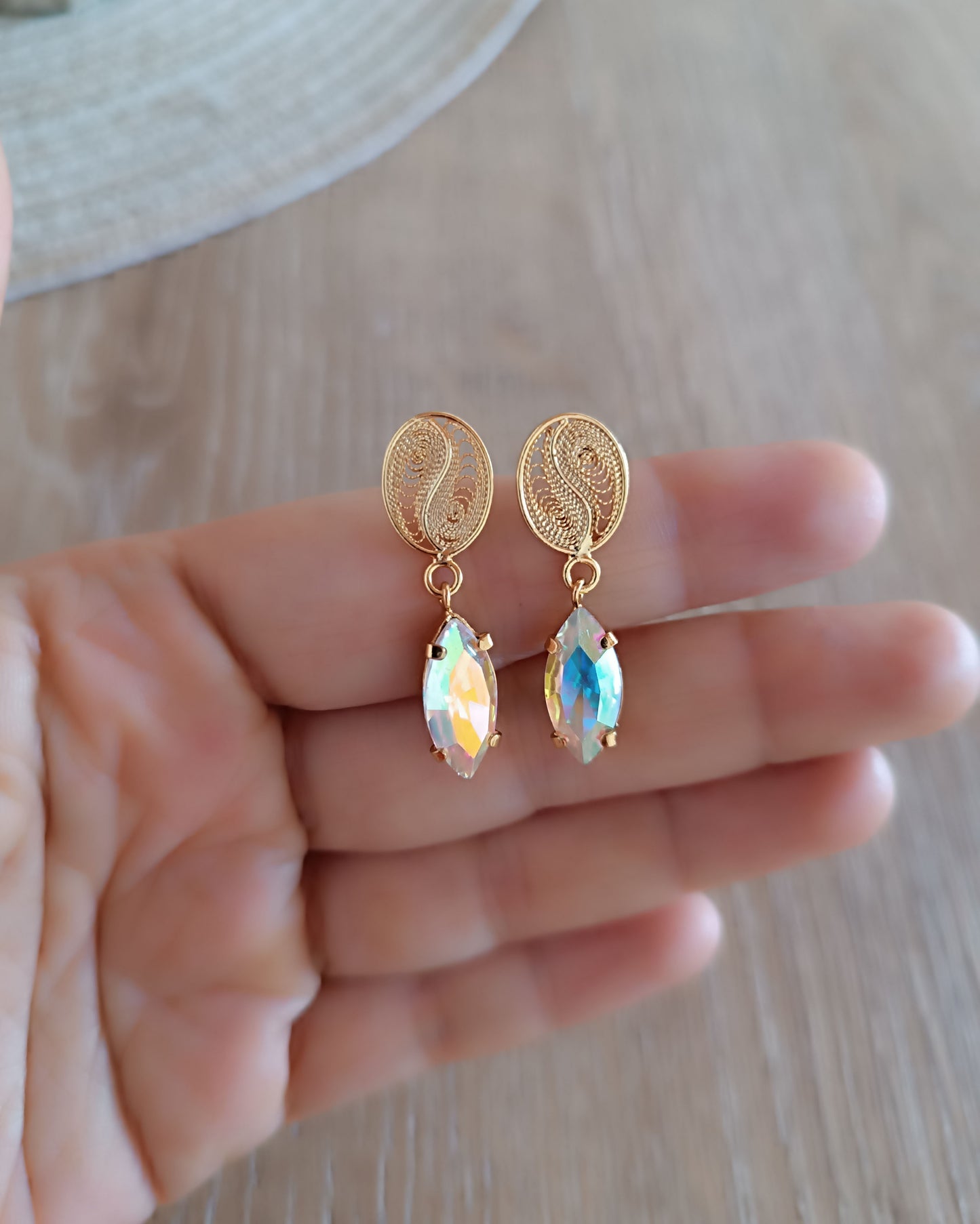 Aretes granito de café y cristal boreal