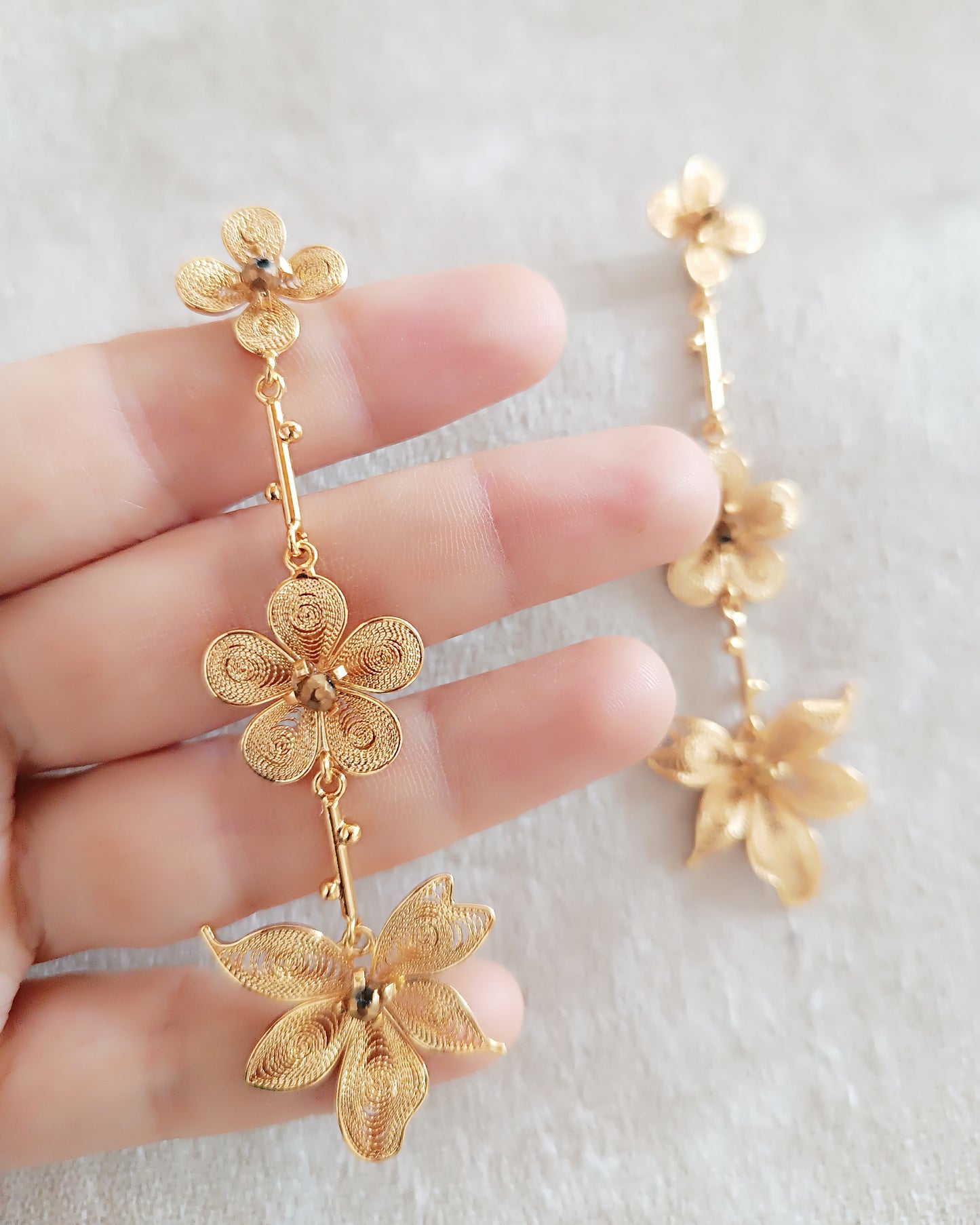 Aretes largos triple flor, Katy