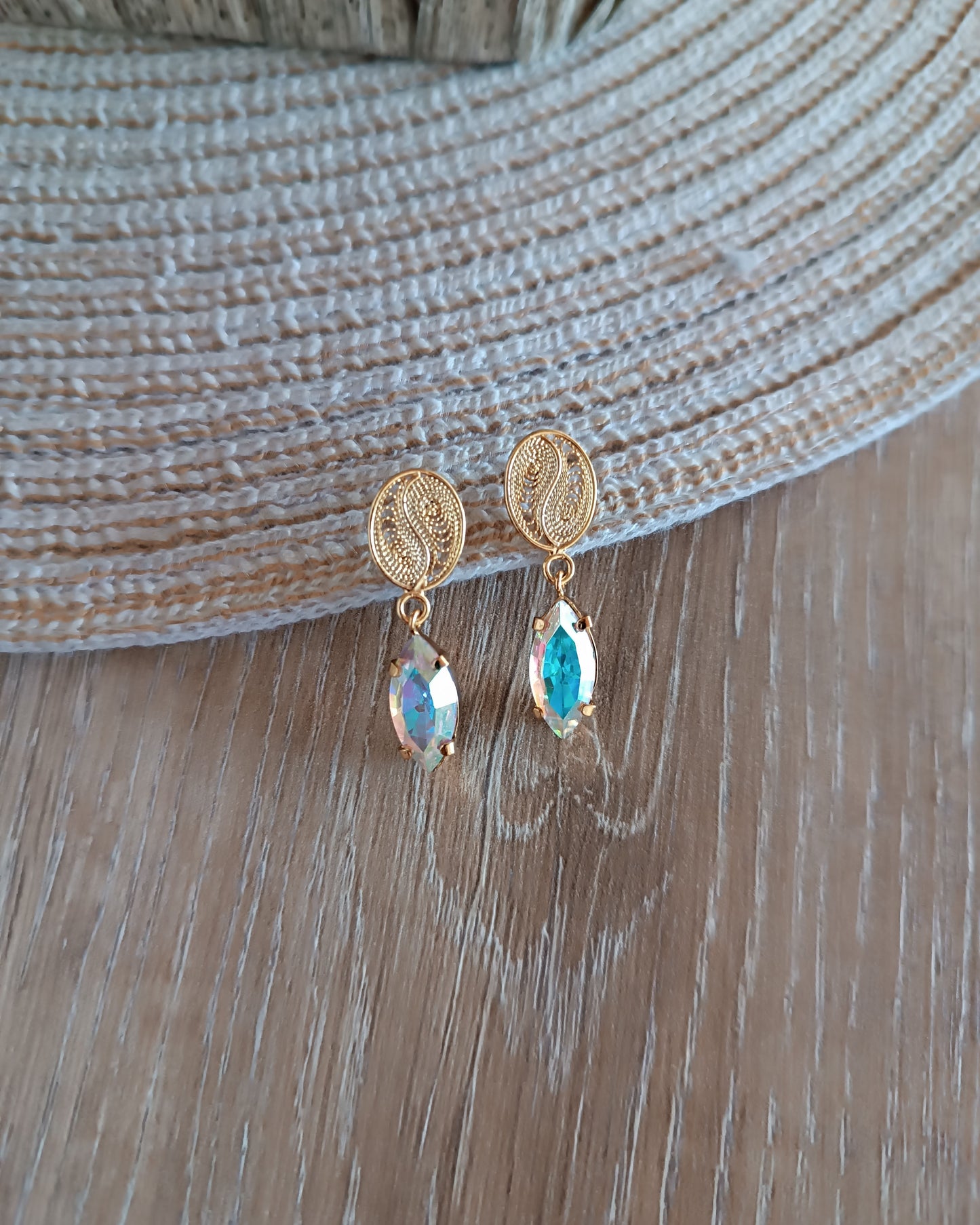 Aretes granito de café y cristal boreal