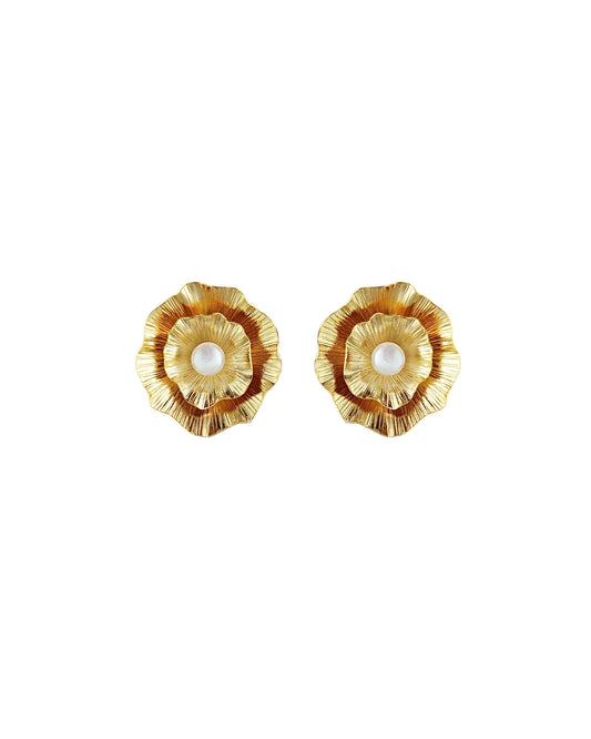 Aretes dorados con perla, Candela