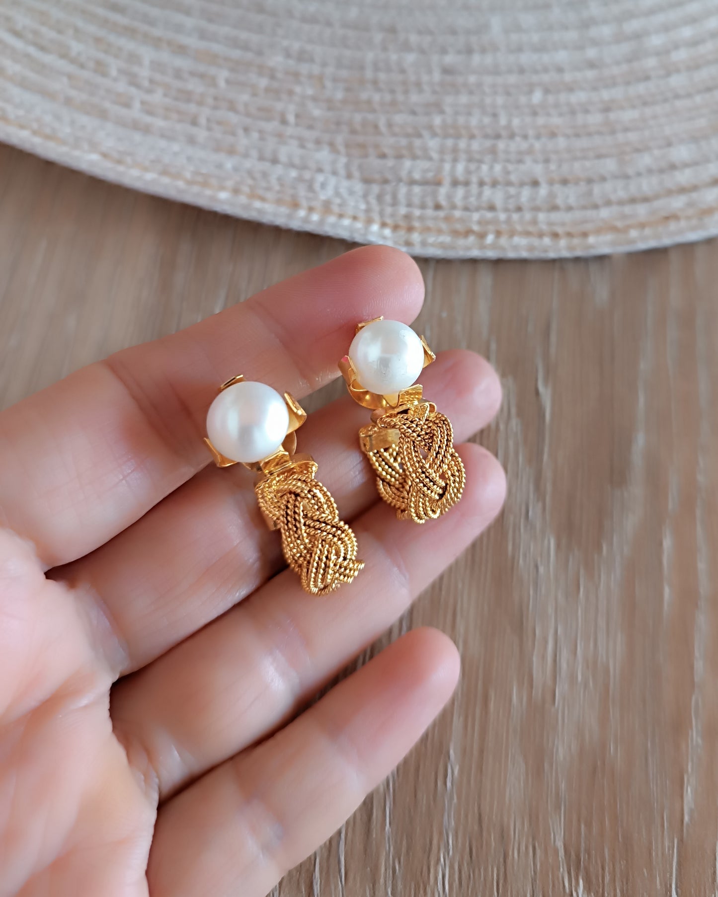 Candongas trenzadas, Olivia