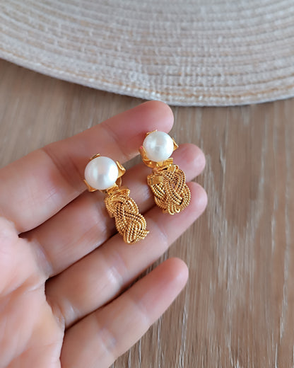 Candongas trenzadas, Olivia