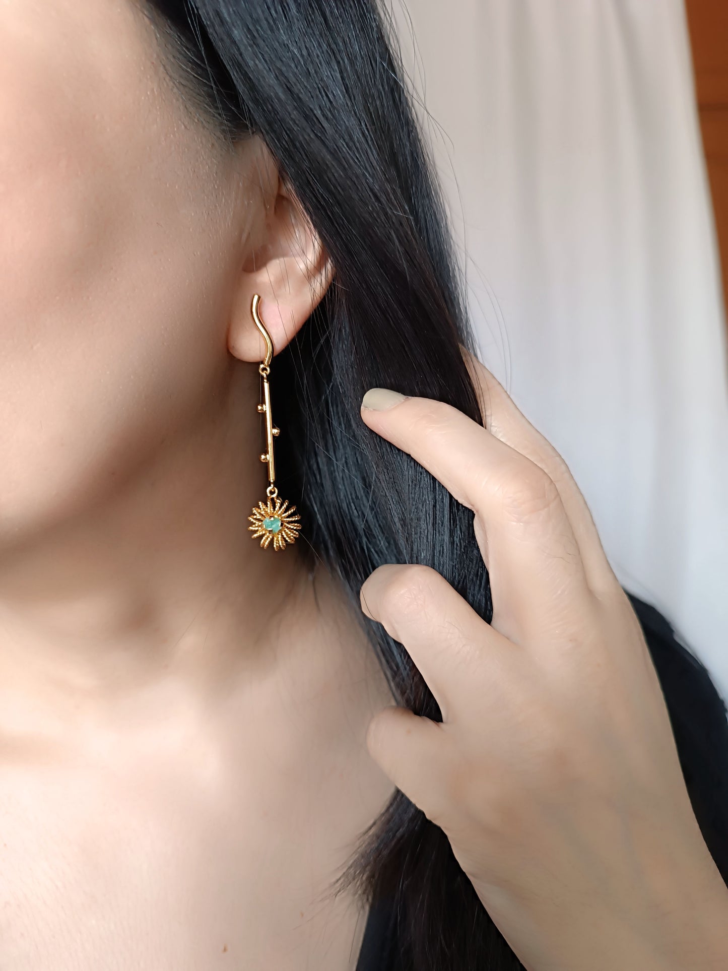 Aretes largos con tomatillos con esmeralda