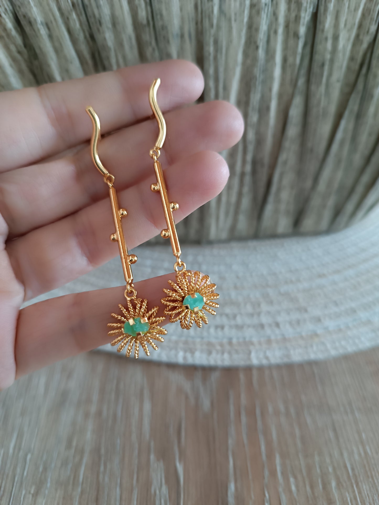 Aretes largos con tomatillos con esmeralda