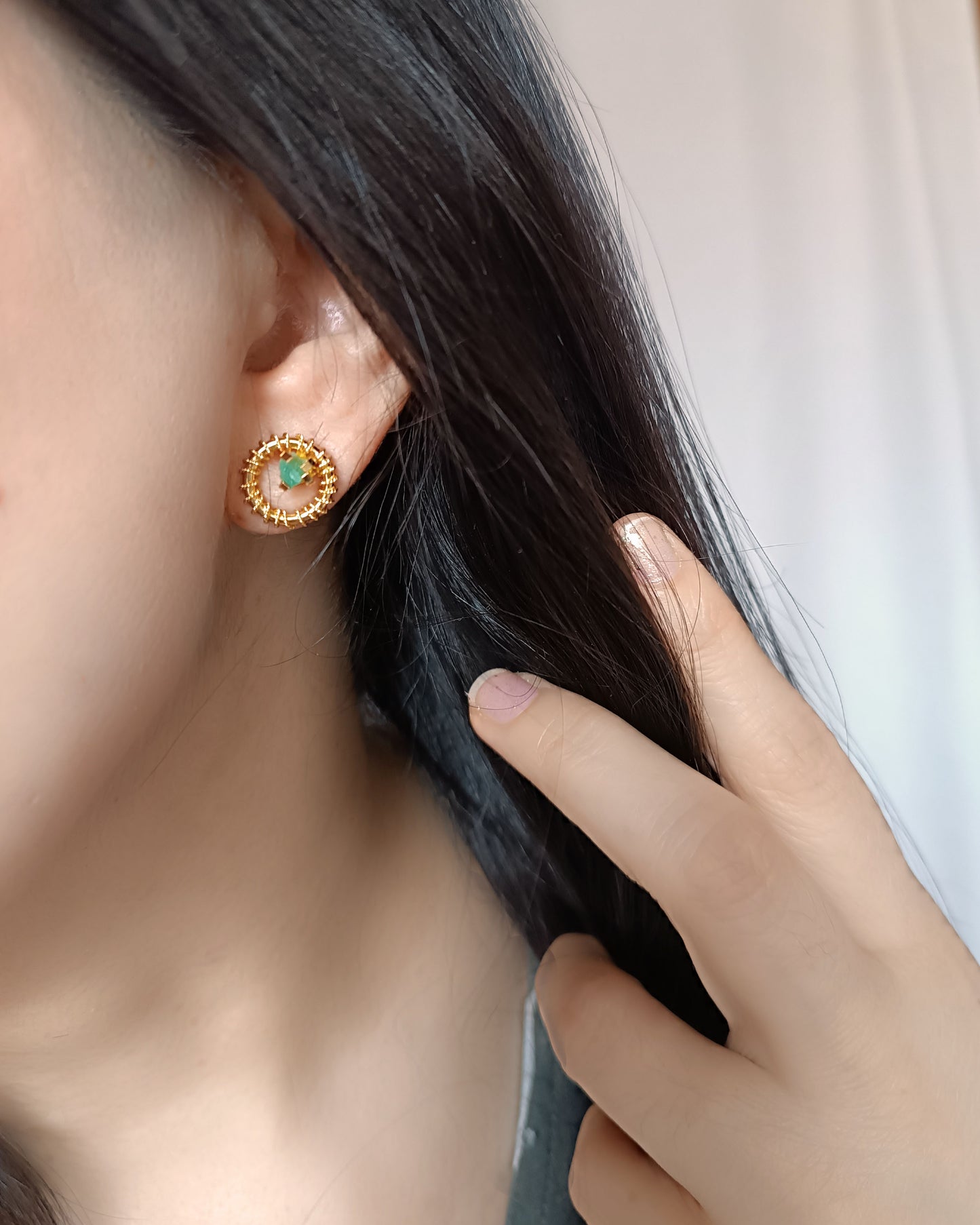 Aretes Topos mini Elida con Esmeralda en bruto