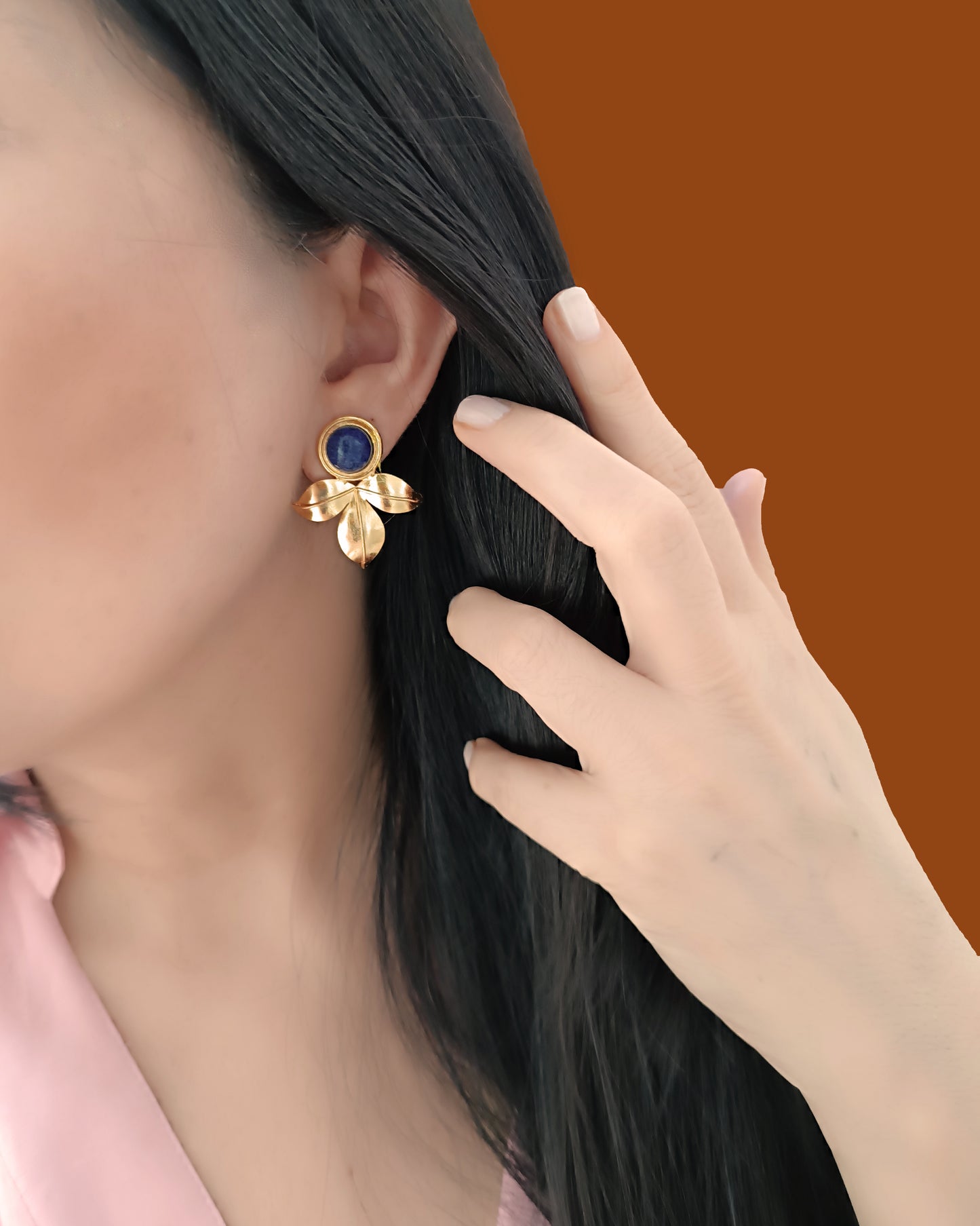 Aretes topos tres pétalos Andi piedra Lapislázuli