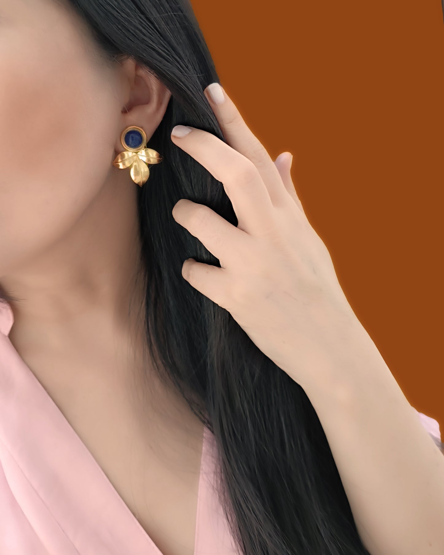 Aretes topos tres pétalos Andi piedra Lapislázuli