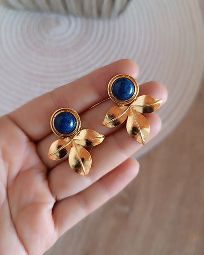 Aretes topos tres pétalos Andi piedra Lapislázuli