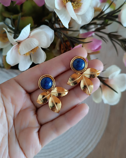 Aretes topos tres pétalos Andi piedra Lapislázuli