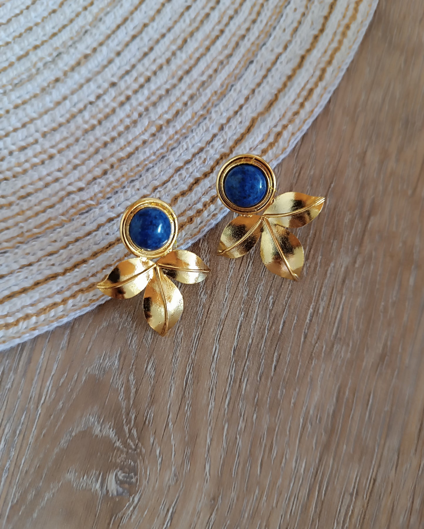 Aretes topos tres pétalos Andi piedra Lapislázuli
