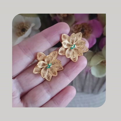 Aretes filigrana doble flor con esmeralda, Chloe
