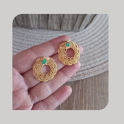 Aretes trenzado redondos con esmeralda, Clara